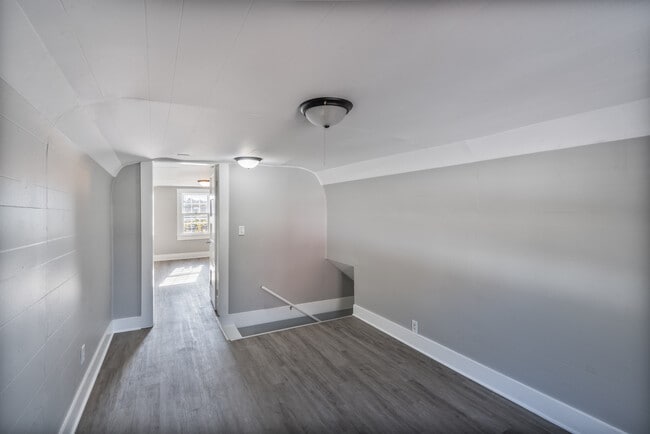 Building Photo - 611 E Main St