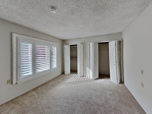 Building Photo - Spacious Rossmoor 2/2 Condo Available Now!