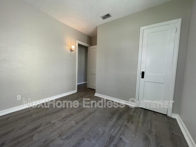 Building Photo - 2887 Lenox Ave