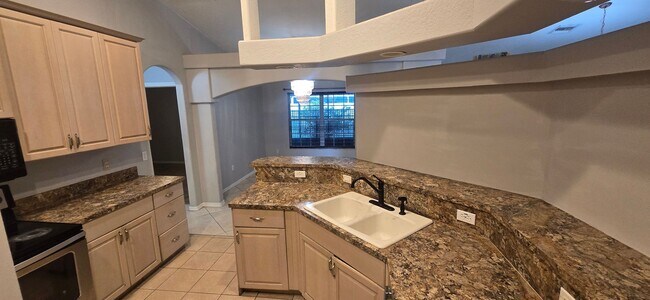 Building Photo - Huge Three Bedroom- 2 bath + den, 2 car ga...