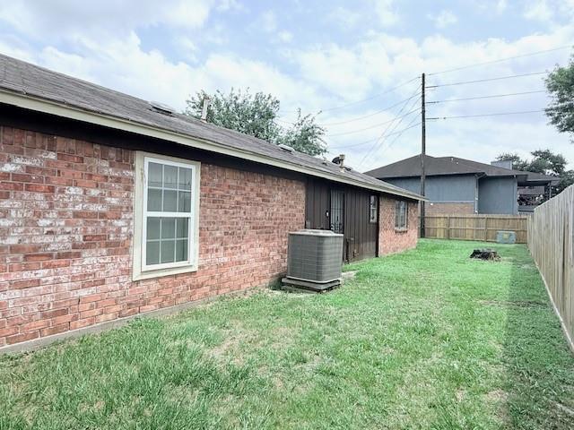 Building Photo - 5711 Longforest Dr