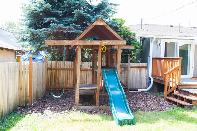 Building Photo - Available 10/11 – West Seattle Gem with Pr...