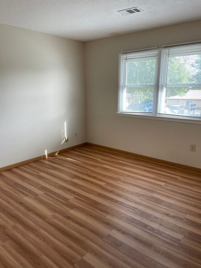 Building Photo - 1 Bedroom, 1 Bathroom Townhouse in LeClaire, IA
