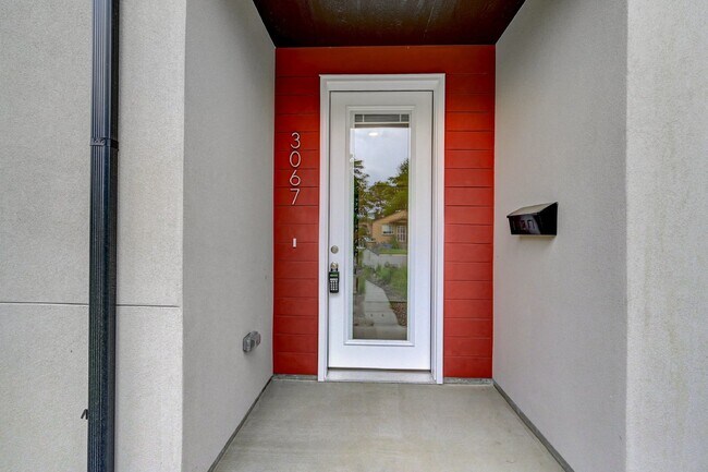 Building Photo - $3,900 - 4 Bed, 3.5 Bath Updated Townhome ...