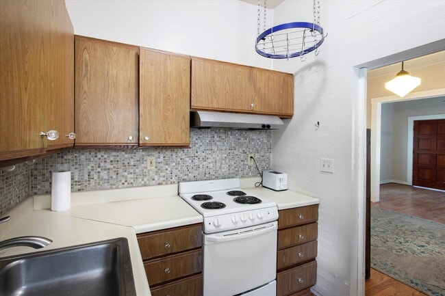 Building Photo - 1 Bedroom 1 Bathroom partially Furnsihed Home available for a 1 year Lease!