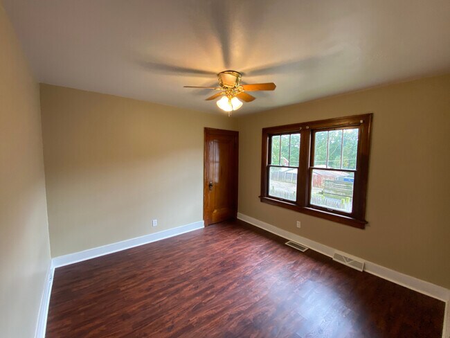 Building Photo - Two Bedroom Home on Marland Heights