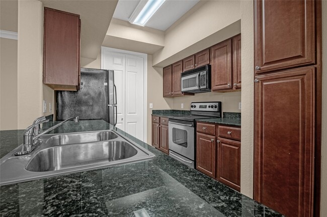 Building Photo - 7575 Kirby Dr