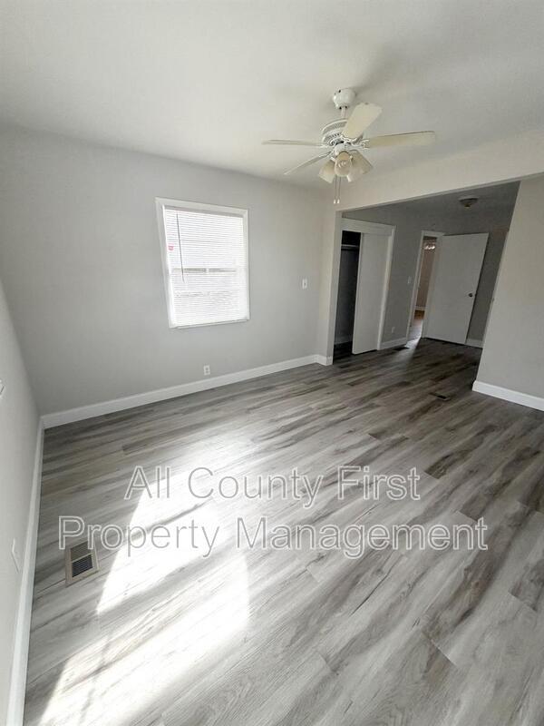 Building Photo - 3236 Renault Rd SE