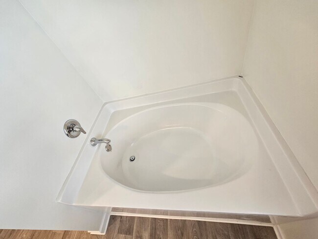 Building Photo - Spacious 4-bedroom Home in Panama City, FL - Perfect for long-term rental! *1/2 Off 1st Month's R...