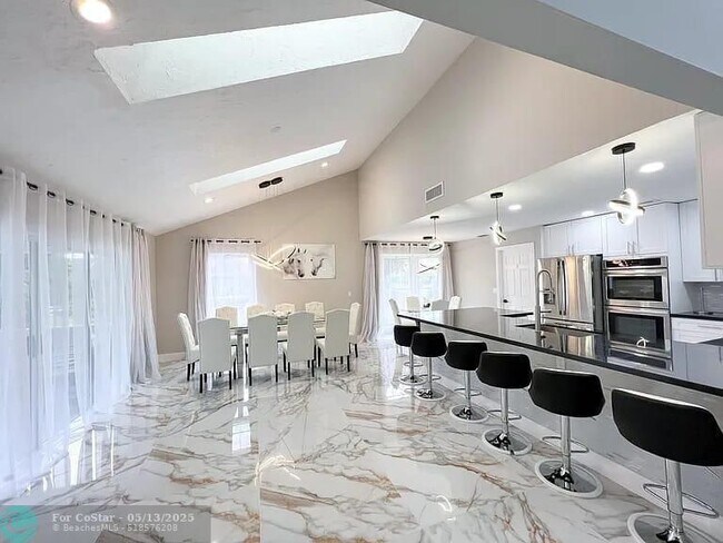 Building Photo - 2060 Amesbury Cir