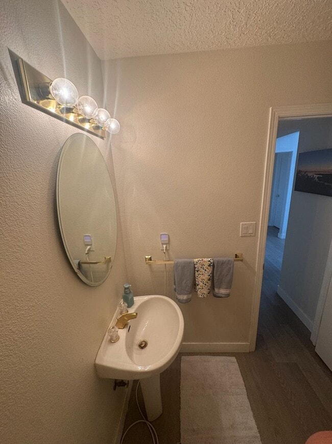 Building Photo - Fully Updated 3BR/2.5BA in Desirable Lampl...