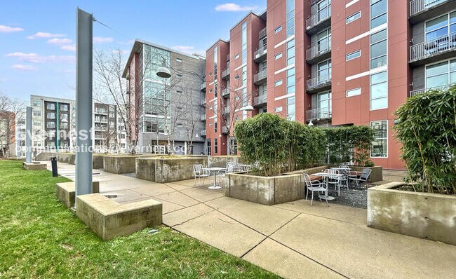 Building Photo - 2115 Yeaman Pl