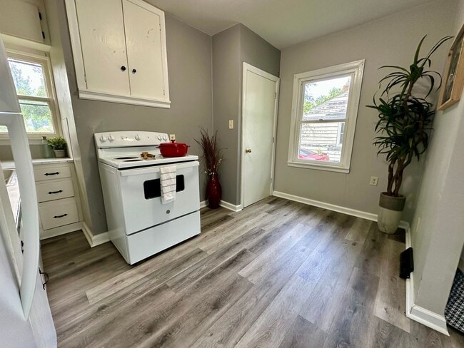 Building Photo - 2 bed, 1 bath home for rent in Waterloo