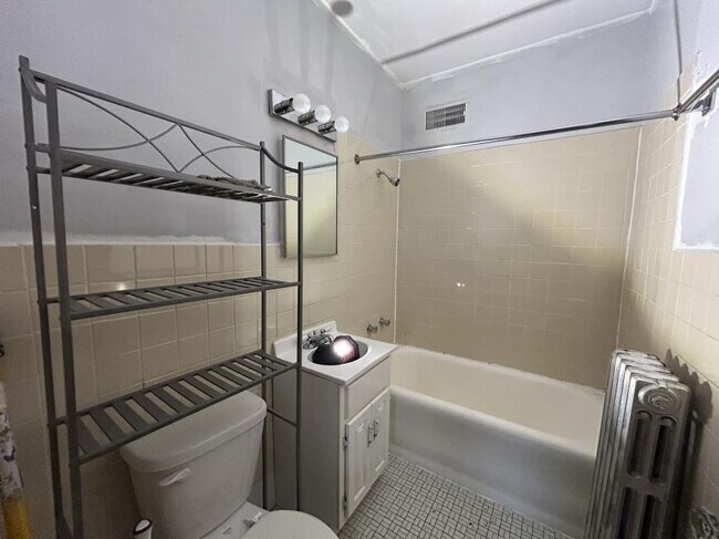Building Photo - 1 bedroom in Chicago IL 60640