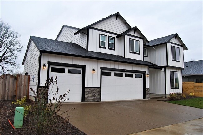 Building Photo - 4 Bedroom 2.5 Bath Home Carlton OR