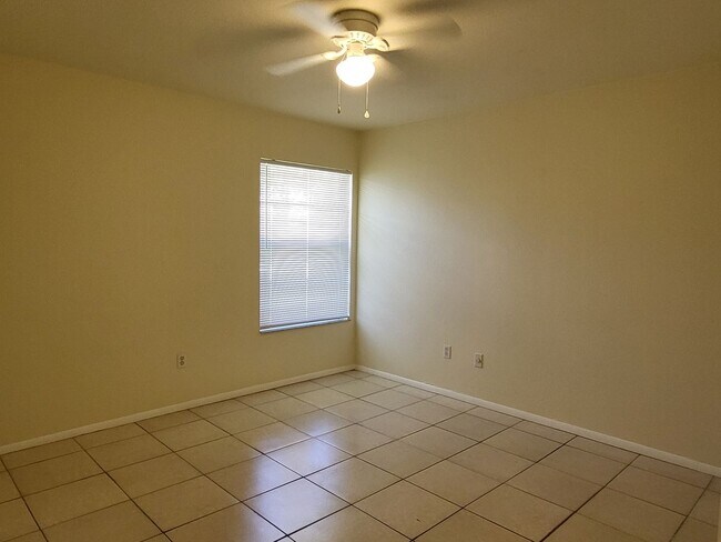 Building Photo - Spacious Rooms~Sunny~Large Yard~3Beds2Bath...