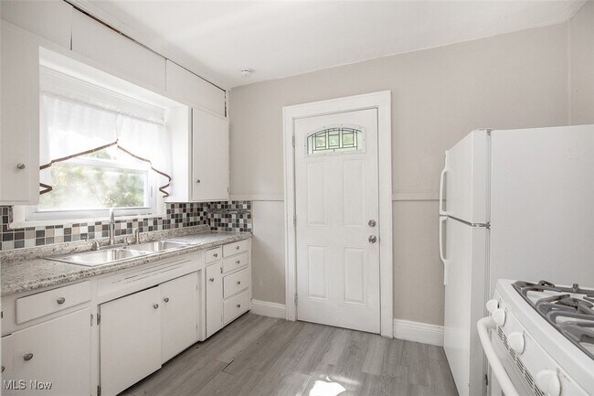 Building Photo - 844 E 154th St