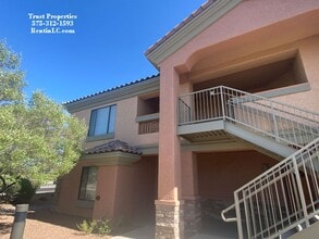 Building Photo - Great 1/1 in Gated Community