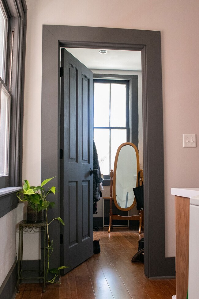 Building Photo - 207 W McMicken Ave