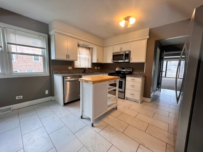 Building Photo - 16W671 56th St