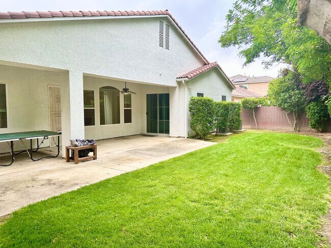 Building Photo - Stunning5 Bedroom North Fresno Granville