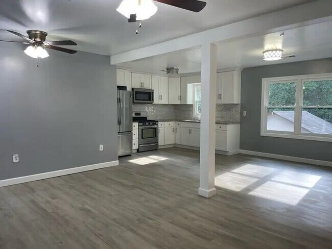 Building Photo - Beautifully Updated 2 Bedroom 1 Bathroom Home - Move-In Ready!