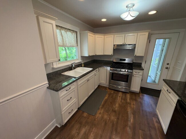 Building Photo - Lovely 4 Bedroomin a Quaint and Quiet Neig...