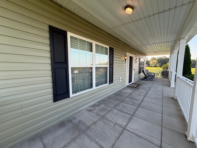 Building Photo - 3 Bedroom 3.5 Bathroom Home Located in Greeneville, TN