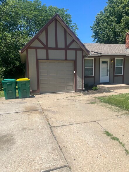 Building Photo - 2826 S 55th St
