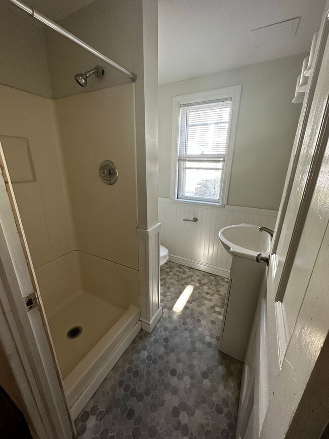 Building Photo - Newly Renovated 5 bedroom - Available June...