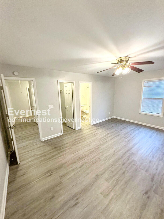 Building Photo - 581 Cedar Ave NW