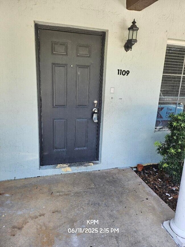 Building Photo - 1109 Colonial Palms Way