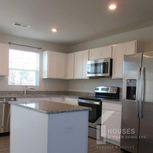 Building Photo - 14 Pine Thicket Dr