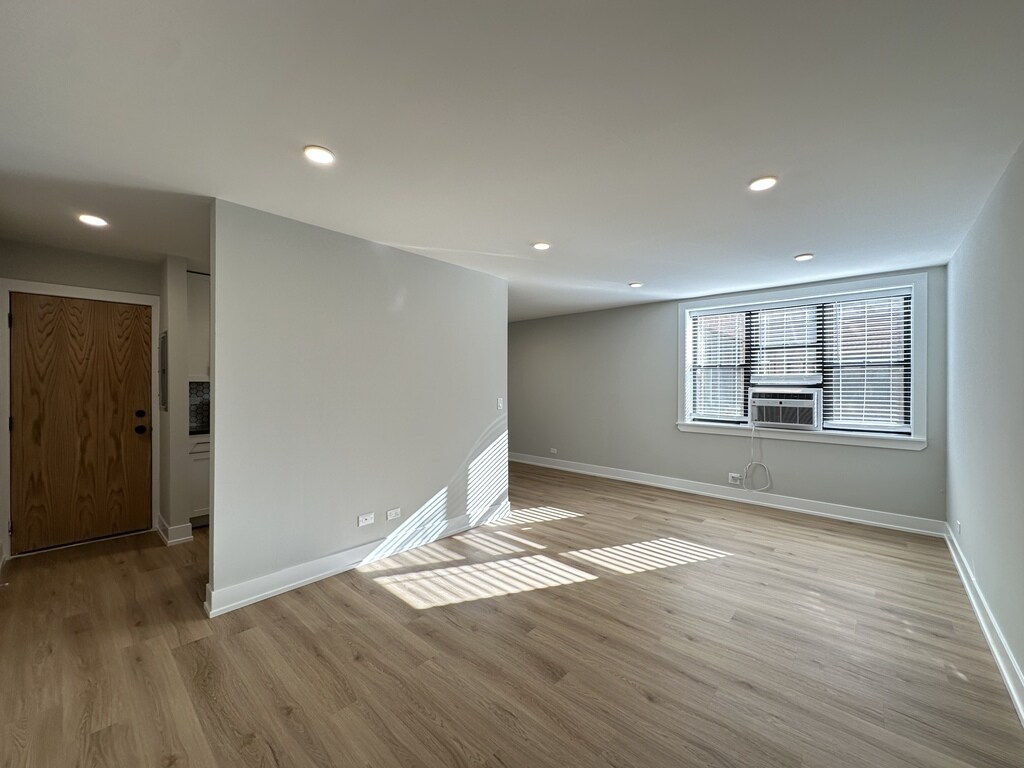 Building Photo - 535 W Aldine Ave