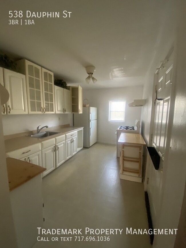 Building Photo - Spacious 3 Bedroom Town Home