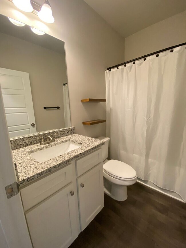 Building Photo - SPECIAL: HALF OFF FIRSTS MONTH RENT! Lovel...