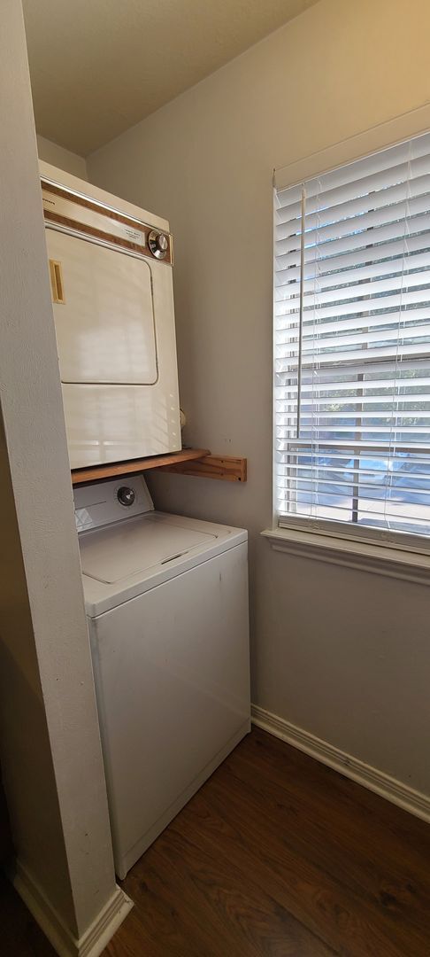 Building Photo - 2 Bedroom 1 Bath Available