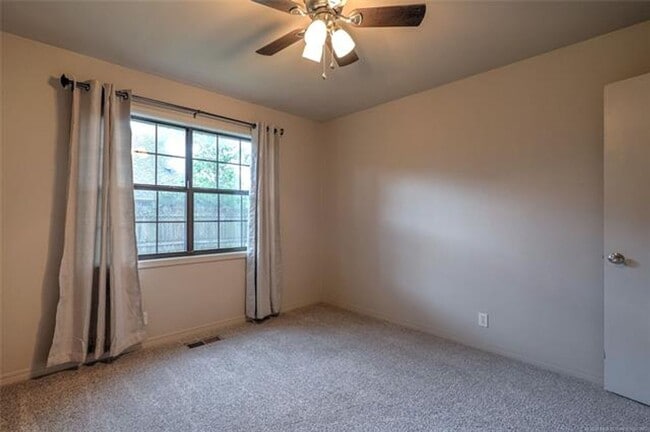 Building Photo - Beautifully updated modern ranch home in the heart of Jenks. Close to Jenks High School, Main Str...