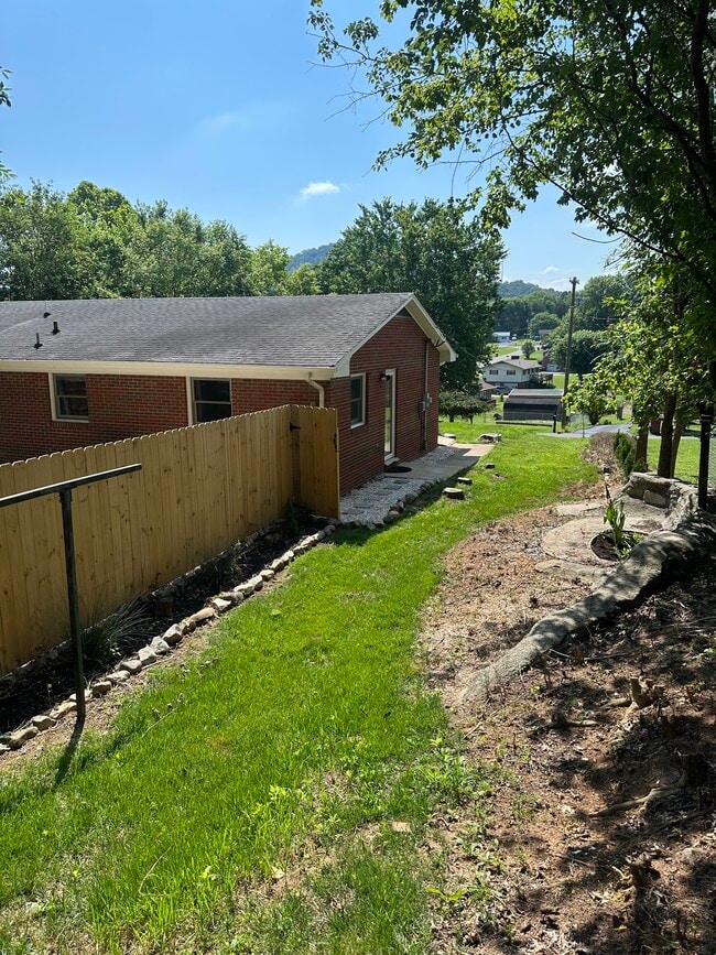 Building Photo - 615 Pine Ridge Rd