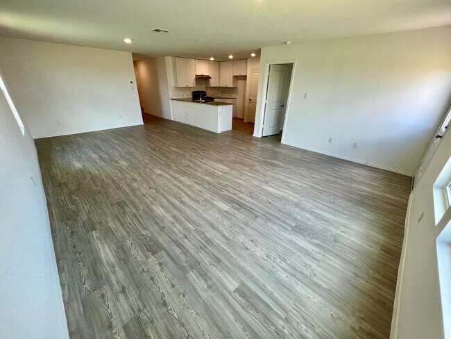 Building Photo - Beautiful 4-Bed 2-Bath Home in the Fabulou...