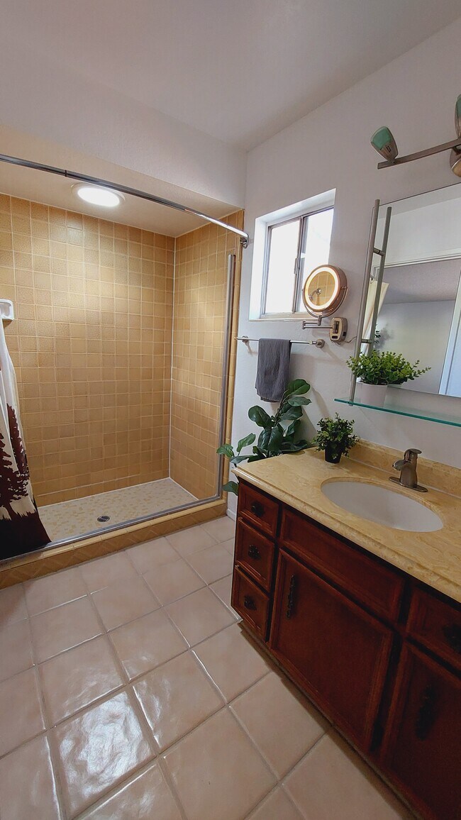 Master bath - 5161 E Camino Bosque