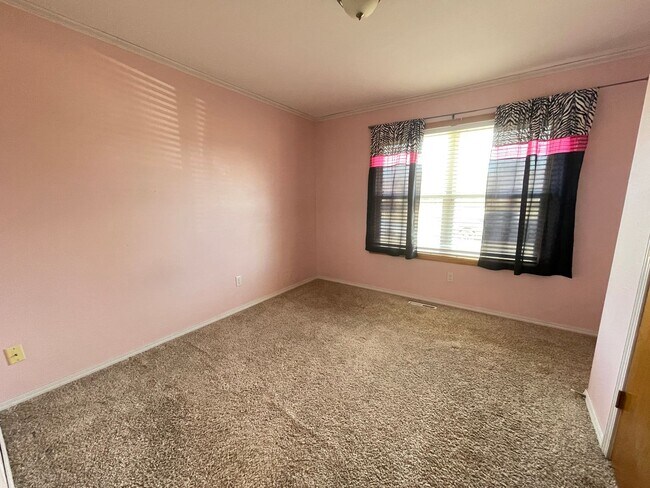 Building Photo - 3253 S Palisades Dr