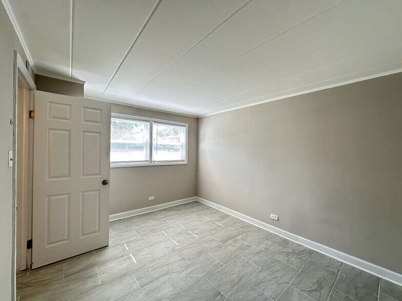 Building Photo - 9630 Ivanhoe Ave