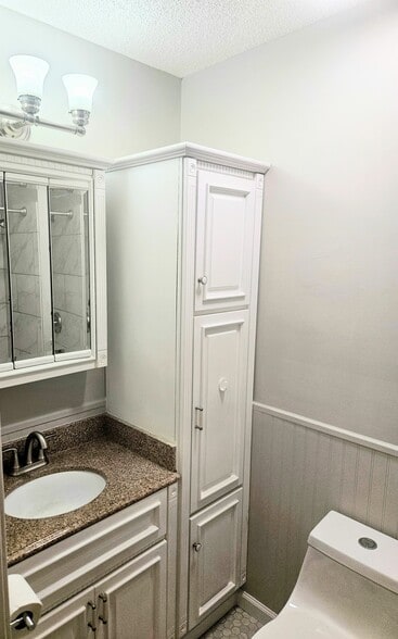 Master bath - 8300 Plaza Gate Ln