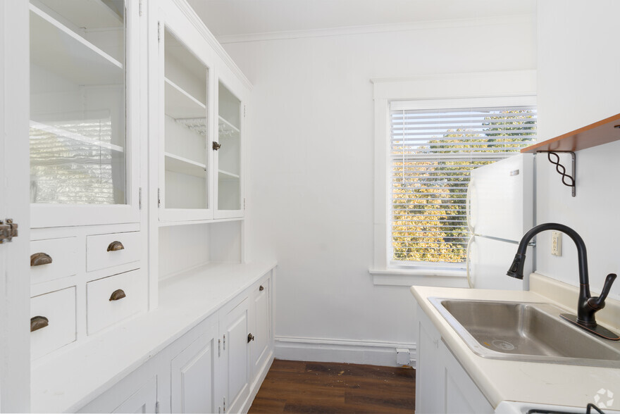 1BR, 1BA - 744SF - Kitchen - The Marlboro