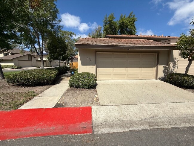 Building Photo - Spacious 3-Bed, 2-Bath End-Unit Townhome w...