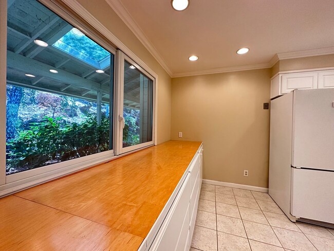 Building Photo - Fabulous LAH home, close town location, sp...