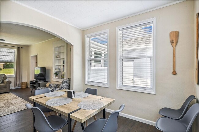 Building Photo - 300 Mercedes Ave