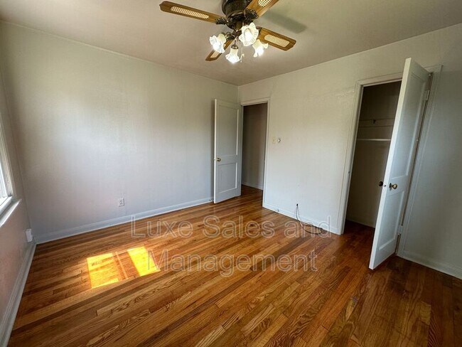 Building Photo - 206 E Myrtle Dr