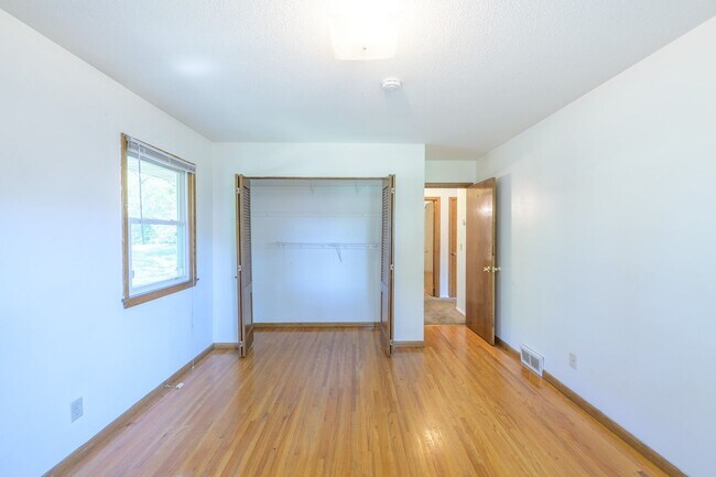 Building Photo - Beautiful 2Bed 1Bath Bloomington Twin Home...